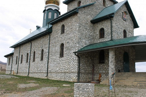 Kamenclub.ru: Галька речная плоская (бело-серая) фр. 100-200-300 мм. купить  в Воронеже галька речная плоская серый, белый, бело-серый, серо-белый речная галька плоская  9000 руб/т   фото КАМЕНЬ КЛУБ