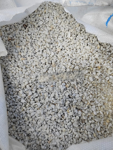 Kamenclub.ru: Мраморная крошка, щебень, цвет-белый, фр. 5-10 мм.  купить в Воронеже мрамор белый, айвори, молочный мраморная каменная крошка ландшафтная 12000 руб/т   фото КАМЕНЬ КЛУБ