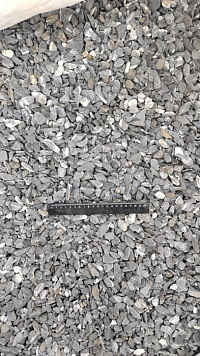 Kamenclub.ru: Щебень галтованный черный (мрамор) фр.10-20 мм.  купить в Воронеже мрамор черный с белыми прожилками, черный, белый окатанный округлый ландшафтный декоративный щебень 15000 руб/т   фото КАМЕНЬ КЛУБ