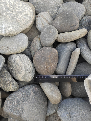 Kamenclub.ru: Галька речная плоская (ассорти) фр. 70-150 мм. купить  в Воронеже галька галечник серый белый темно-серый синий светло-серый плоская природная галька  9000 руб/т   фото КАМЕНЬ КЛУБ