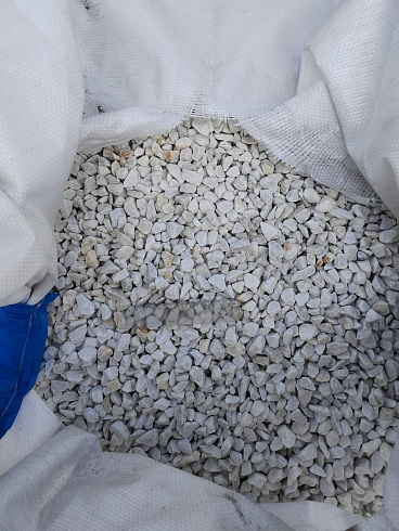 Kamenclub.ru: Мраморная крошка, щебень, цвет-белый, фр. 10-20 мм.  купить в Воронеже мрамор белый, молочный айвори каменная ландшафтная декоративная крошка шебня 12000 руб/т   фото КАМЕНЬ КЛУБ