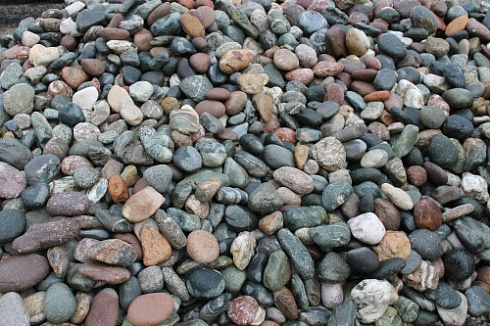 Kamenclub.ru: Галька окат (цветная картошка) фр. 50-100 мм. купить  в Воронеже галька природная окатанная серый белый цветной синий темно-серый коричневый округлый галечник окатанный 6800 руб/т   фото КАМЕНЬ КЛУБ