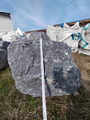 Kamenclub.ru: Черный мрамор скальник фр. 1000-1500 мм.  купить в Воронеже мрамор черный белый серый крупный колотый валун ландшафтный 9000 руб/т   фото КАМЕНЬ КЛУБ