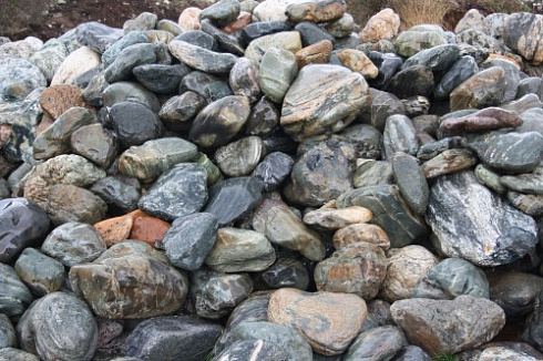 Kamenclub.ru: Ландшафтные валунчики фр.100-500 мм.  купить в Воронеже крупный природный камень серый, темно-серый, светло-серый речной валун крупный 4800 руб/т   фото КАМЕНЬ КЛУБ