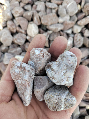 Kamenclub.ru: Мраморная крошка (щебень галтованный розовый) фр.20-40 мм.  купить в Воронеже мрамор розовый, красный оголтованный округлый щебень  15000 руб/т   фото КАМЕНЬ КЛУБ