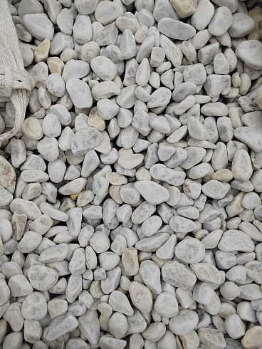 Kamenclub.ru: Мраморная крошка (щебень галтованный белый) фр.40-70 мм.  купить в Воронеже мрамор белый молочный айвори окатанный округлый природный камень 17000 руб/т   фото КАМЕНЬ КЛУБ