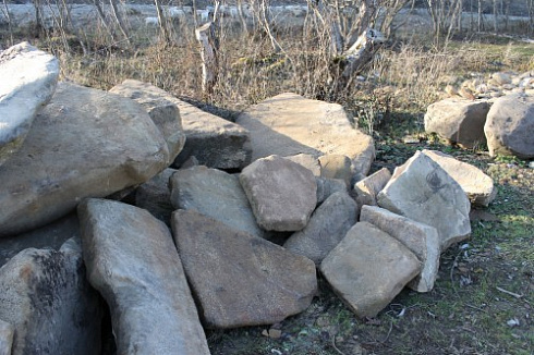 Kamenclub.ru: Песчаник плиты - плахи - пошаговые дорожки (фр. 70-150 мм)  купить в Воронеже песчаник серый бежевый желтый зеленый колотый песчаник строительный 6500 руб/т   фото КАМЕНЬ КЛУБ