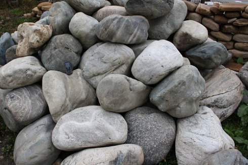 Kamenclub.ru: Речной валун Кабанчик фр.300-500 мм.  купить в Воронеже крупный природный камень галька серый, темно-серый речной валун галечник масштабный 7000 руб/т   фото КАМЕНЬ КЛУБ