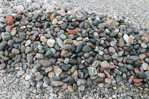 Kamenclub.ru: Галька окат (цветная картошка) фр. 50-100 мм. купить  в Воронеже галька природная окатанная серый белый цветной синий темно-серый коричневый округлый галечник окатанный 6800 руб/т   фото КАМЕНЬ КЛУБ