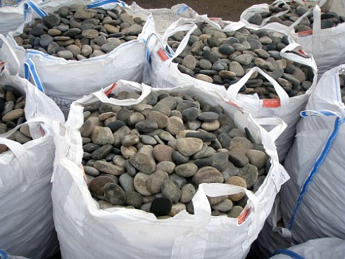 Kamenclub.ru: Галька речная плоская (ассорти) фр. 70-150 мм. купить  в Воронеже галька галечник серый белый темно-серый синий светло-серый плоская природная галька  9000 руб/т   фото КАМЕНЬ КЛУБ