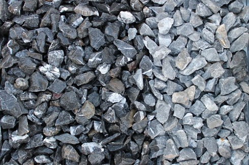 Kamenclub.ru: Щебень крошка черный (мрамор) фр. 20-40 мм.  купить в Воронеже мрамор черный с белыми прожилками мраморная каменная крошка 11000 руб/т   фото КАМЕНЬ КЛУБ