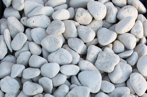 Kamenclub.ru: Мраморная крошка (щебень галтованный белый) фр.40-70 мм.  купить в Воронеже мрамор белый молочный айвори окатанный округлый природный камень 17000 руб/т   фото КАМЕНЬ КЛУБ