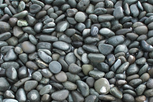 Kamenclub.ru: Галька речная окат (темно-серая) фр. 70-150 мм. купить  в Воронеже галька речная темно-серая, синяя, серая речная галька округлая  8000 руб/т   фото КАМЕНЬ КЛУБ