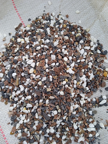Kamenclub.ru: Мраморная крошка (щебень галтованный микс:: белый-черный) фр.5-10 мм  купить в Воронеже мрамор белый, черный, молочный, серый галтовка мраморная окатанная декоративная ландшафтная 15500 руб/т   фото КАМЕНЬ КЛУБ