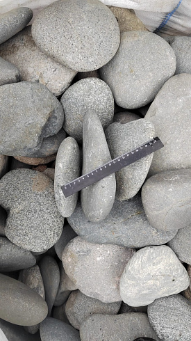 Kamenclub.ru: Галька речная плоская (темно-серая) фр. 70-150 мм. купить  в Воронеже галечник природный темно-серый серый синий речная плоская природная окатанная  9000 руб/т   фото КАМЕНЬ КЛУБ