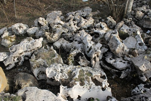 Kamenclub.ru: Выветренный известняк (степной) фр. 500-1500 мм.  купить в Воронеже    10000 руб/т   фото КАМЕНЬ КЛУБ