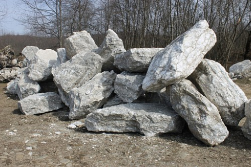 Kamenclub.ru: Мраморизированный известняк фр.500-1500 мм.  купить в Воронеже    10000 руб/т   фото КАМЕНЬ КЛУБ