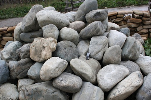 Kamenclub.ru: Речной валун Кабанчик фр.300-500 мм.  купить в Воронеже крупный природный камень галька серый, темно-серый речной валун галечник масштабный 7000 руб/т   фото КАМЕНЬ КЛУБ