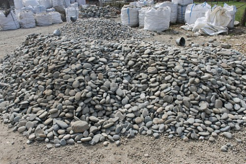 Kamenclub.ru: Галька речная плоская (ассорти) фр. 70-150 мм. купить  в Воронеже галька галечник серый белый темно-серый синий светло-серый плоская природная галька  9000 руб/т   фото КАМЕНЬ КЛУБ