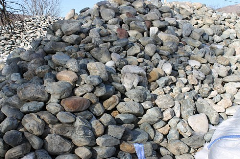 Kamenclub.ru: Ландшафтные валунчики фр.100-500 мм.  купить в Воронеже крупный природный камень серый, темно-серый, светло-серый речной валун крупный 4800 руб/т   фото КАМЕНЬ КЛУБ