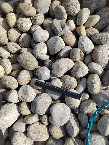 Kamenclub.ru: Галька речная окат (серо-белая) фр. 70-120 мм купить  в Воронеже галька галечник бело-серая, серо-белая, серая, белая речная природная галька  8000 руб/т   фото КАМЕНЬ КЛУБ
