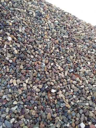 Kamenclub.ru: Галька речная окат цветная фр.5-10 мм. купить  в Воронеже галька речная белый, серый, красноватый, синий, темно-серый речная окатанная галька декоративная 6800 руб/т   фото КАМЕНЬ КЛУБ