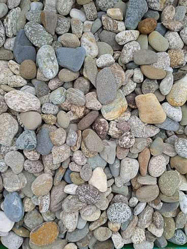 Kamenclub.ru: Галька горная речная окат (цветная) фр. 20-40 мм. купить  в Воронеже галька речная серый синий бежевый белый окатанная речная галька ландшафтная 6800 руб/т   фото КАМЕНЬ КЛУБ