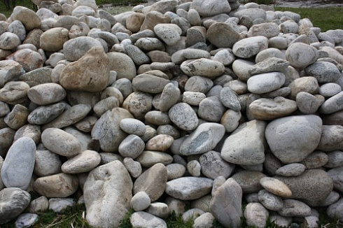 Kamenclub.ru: Бело-серый валунчик фр.100-300 мм.  купить в Воронеже крупный камень для ландшафта серый, белый бело-серый валун крупная галька 4500 руб/т   фото КАМЕНЬ КЛУБ