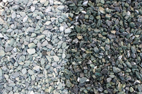 Kamenclub.ru: Мраморная крошка (щебень галтованный микс:зеленый-черный) фр.10-20 мм.  купить в Воронеже мрамор зеленый, черный декоративные ландшафтные окатанные округлые камни щебня 14500 руб/т   фото КАМЕНЬ КЛУБ
