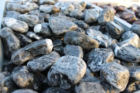 Kamenclub.ru: Щебень галтованный черный (мрамор) фр.20-40 мм.  купить в Воронеже мрамор черный с белыми прожилками мрамор окатанный округлый 15000 руб/т   фото КАМЕНЬ КЛУБ