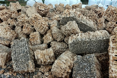 Kamenclub.ru: Крымский природный меотис фр. 100-500 мм.  купить в Воронеже меотис бежевый рыжий молочный желтый ракушечник 4 500 руб/т   фото КАМЕНЬ КЛУБ