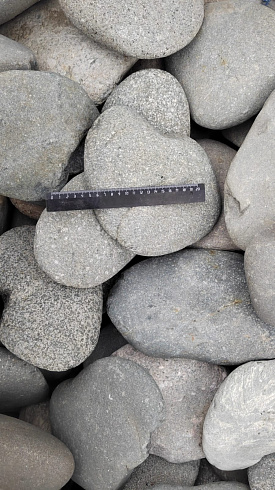 Kamenclub.ru: Галька речная плоская (темно-серая) фр. 70-150 мм. купить  в Воронеже галечник природный темно-серый серый синий речная плоская природная окатанная  9000 руб/т   фото КАМЕНЬ КЛУБ