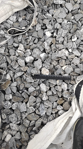 Kamenclub.ru: Щебень галтованный черный (мрамор) фр.40-70 мм.  купить в Воронеже мрамор черный с белыми прожилками, черный, белый щебень галтованный округлый 13500 руб/т   фото КАМЕНЬ КЛУБ