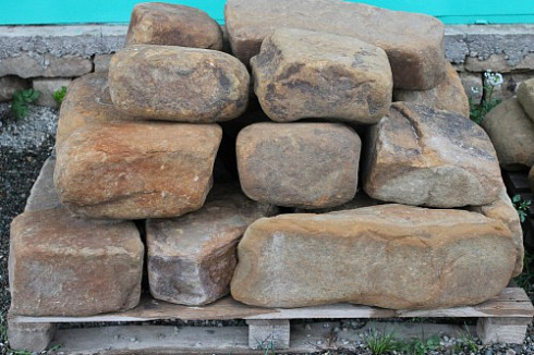 Kamenclub.ru: Песчаник для строительства и кладки (фр. 200-400 мм)  купить в Воронеже песчаник бежевый серый рыжий желтый блоки для строительства из песчаника 6500 руб/т   фото КАМЕНЬ КЛУБ