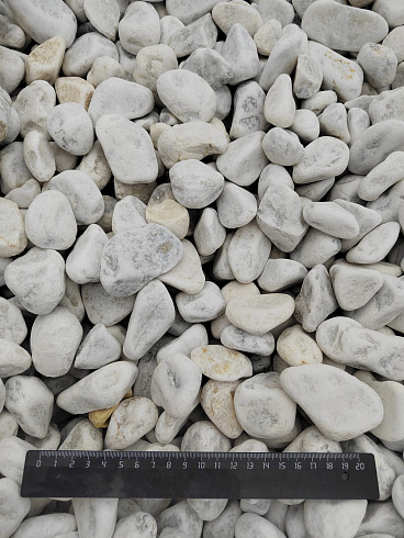 Kamenclub.ru: Мраморная крошка (щебень галтованный белый) фр.40-70 мм.  купить в Воронеже мрамор белый молочный айвори окатанный округлый природный камень 17000 руб/т   фото КАМЕНЬ КЛУБ