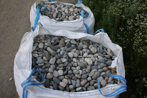 Kamenclub.ru: Галька речная окат (серая) фр.40-60 мм купить  в Воронеже галька речная серый бежевый рыжий коричневый округлый речной камень 5000 руб/т   фото КАМЕНЬ КЛУБ