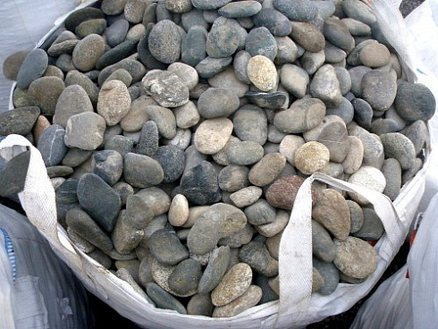 Kamenclub.ru: Галька речная плоская (ассорти) фр. 70-150 мм. купить  в Воронеже галька галечник серый белый темно-серый синий светло-серый плоская природная галька  9000 руб/т   фото КАМЕНЬ КЛУБ