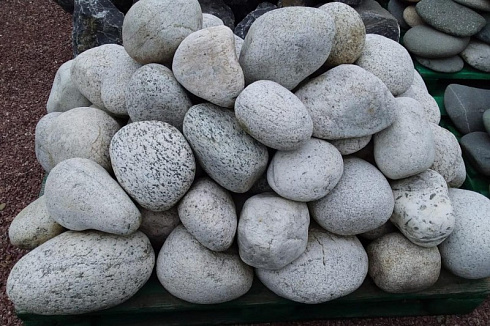 Kamenclub.ru: Бело-серый валунчик фр.100-300 мм.  купить в Воронеже крупный камень для ландшафта серый, белый бело-серый валун крупная галька 4500 руб/т   фото КАМЕНЬ КЛУБ