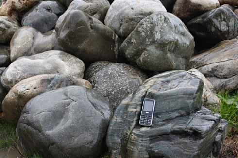 Kamenclub.ru: Речной валун Кабанчик фр.300-500 мм.  купить в Воронеже крупный природный камень галька серый, темно-серый речной валун галечник масштабный 7000 руб/т   фото КАМЕНЬ КЛУБ