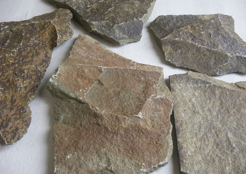 Kamenclub.ru: Песчаник пластушка "фонтанка" серо-зеленая (3,0-5,0 см)  купить в Воронеже песчаник серо-зеленая колотые плитки облицовочные пластушки 11400 руб/м3   фото КАМЕНЬ КЛУБ