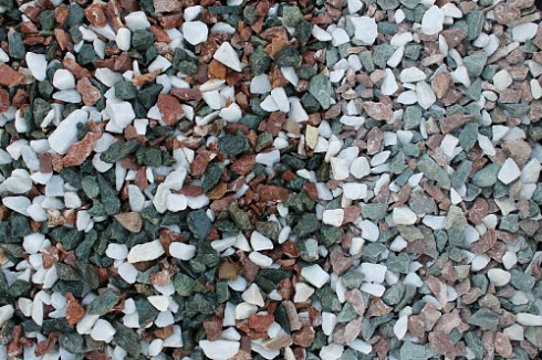 Kamenclub.ru: Мраморная крошка (щебень крошка микс: белый-зеленый-розовый) фр. 10-20 мм.  купить в Воронеже мрамор белый, зеленый, розовый декоративный ландшафтный колотый щебень 12000 руб/т   фото КАМЕНЬ КЛУБ