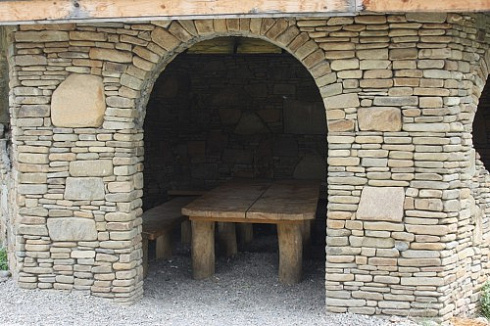 Kamenclub.ru: Песчаник для строительства и кладки блочный (фр 100-200 мм)  купить в Воронеже песчаник бежевый серый рыжий валун мелкий для строительства песчаник 6500 руб/т   фото КАМЕНЬ КЛУБ