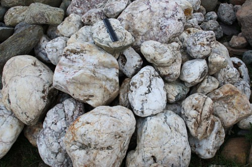 Kamenclub.ru: Кварцевый валунчик фр.100-300 мм.  купить в Воронеже кварц белый, бежевый молочный рыжий крупный природный камень галечник 7850 руб/т   фото КАМЕНЬ КЛУБ