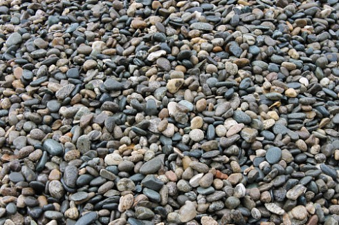 Kamenclub.ru: Галька горная речная окат (цветная) фр. 20-40 мм. купить  в Воронеже галька речная серый синий бежевый белый окатанная речная галька ландшафтная 6800 руб/т   фото КАМЕНЬ КЛУБ