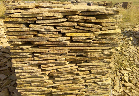 Kamenclub.ru: Песчаник пластушка желтый с разводом под дерево (2 см)  купить в Воронеже плитняк желтый с разводами, желтый, рыжий, серый песчаник пластушка рваная ландшафтная 11 000 руб/м3   фото КАМЕНЬ КЛУБ