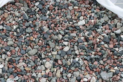 Kamenclub.ru: Мраморная крошка (щебень галтованный микс:: серый-зеленый-розовый) фр.10-20 мм.  купить в Воронеже мрамор серый, зеленый, розовый щебень окатанный округлый декоративный ландшафтный 15500 руб/т   фото КАМЕНЬ КЛУБ