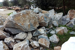 Kamenclub.ru: Гранит скальник (серо-зеленый) фр. 500-1500 мм.  купить в Воронеже гранит мрамор  серый зеленый темно-серый глыба скальная колотая ландшафтная 7 500 руб/т   фото КАМЕНЬ КЛУБ