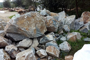 Kamenclub.ru: Гранит скальник (серо-зеленый) фр. 500-1500 мм.  купить в Воронеже гранит мрамор  серый зеленый темно-серый глыба скальная колотая ландшафтная 7 500 руб/т   фото КАМЕНЬ КЛУБ