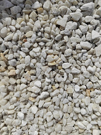 Kamenclub.ru: Мраморная крошка, щебень, цвет-белый, фр. 5-10 мм.  купить в Воронеже мрамор белый, айвори, молочный мраморная каменная крошка ландшафтная 12000 руб/т   фото КАМЕНЬ КЛУБ