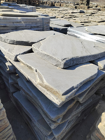 Kamenclub.ru: Песчаник пластушка галтованная светло-серая (3,0 см)  купить в Воронеже песчаник светло-серый, серый ландшафтный камень рваный колотый 21000 руб/м3   фото КАМЕНЬ КЛУБ